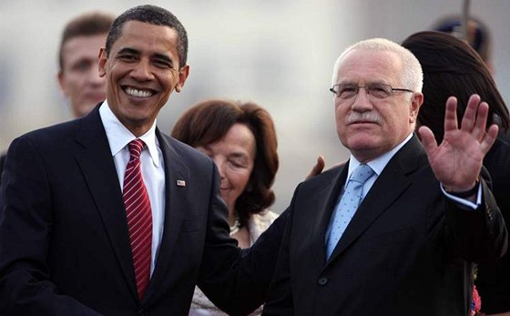 Barack Obama a Václav Klaus pi pivítání amerického prezidenta na letiti v Ruzyni