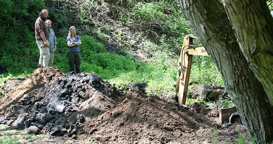 Kriminalisté zahájili przkum lokality U Viaduktu v Dobronín, kde by se ml nacházet druhý hromadný hrob spojený s pováleným násilím v obci