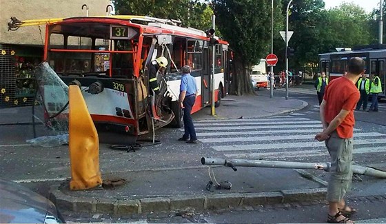 23. kvtna 2011 v 19:17 se na kiovatce ulic Provazníkova a Lesnická v Brn srazila tramvaj linky íslo 9 s trolejbusem linky íslo 37.