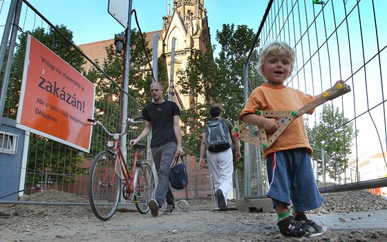 Oprava kiovatky na Komenského námstí se opozdila a potrvá i celé letní prázdniny.