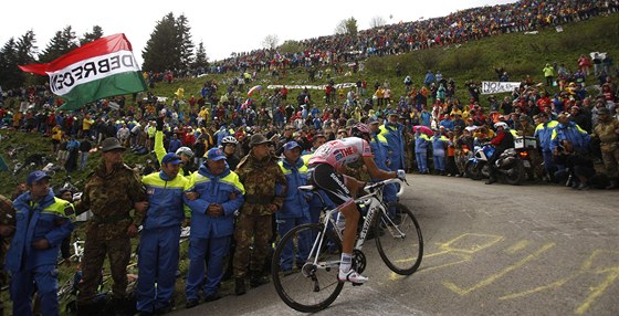 LÍDR V AKCI. Vedoucí mu prbného poadí Alberto Contador na trati 14. etapy Gira d'Italia