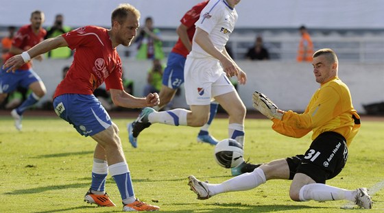 BUDE TO GÓL? Daniel Kolá z Plzn stílí, zasahuje proti nmu gólman Ostravy Dawid Pietrzkiewicz. 