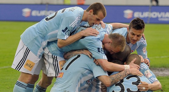 BUDEME MISTI! Hrái Slovanu Bratislava slaví pojiující tetí gól v síti Dubnice, který vstelil Filip ebo (vpravo dole). 
