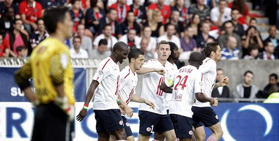 GÓL A TITUL. Hrái Lille se radují z branky v zápase proti Paris Saint Germain, ve kterém si zajistili mistrovský titul.
