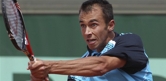 RETURN. eský tenista Luká Rosol bhem zápasu s Argentincem Chelou na Roland Garros.