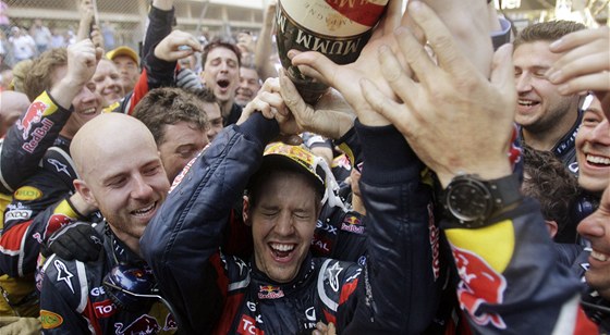 SPRCHA. Sebastian Vettel slaví s týmem vítzství ve Velké cen Monaka, povinný Red Bull na chvíli vymnil za ampaské.  