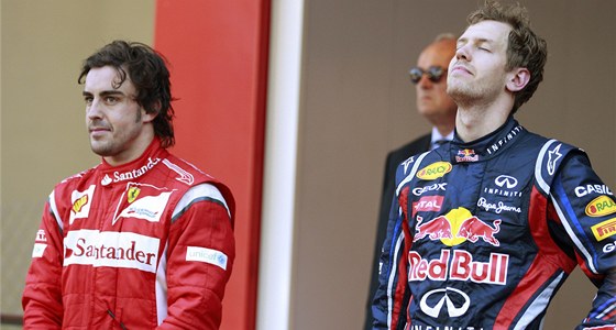 VEÍKAJÍCÍ VÝRAZ. Nmec Sebastian Vettel (vpravo) vybojoval vítzství ve Velké cen Monaka, Fernando Alonso skonil druhý. 