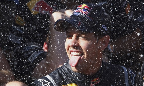 AMPASKÝ DÉ. Nmecký jezdec Sebastian Vettel mohutn oslavil vítzství ve Velké cen Monaka. 