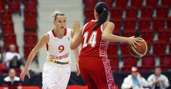 STJ. Ruská basketbalistka Svtlana Abrosimovová si kryje mí ped Kateinou Bartoovou.  