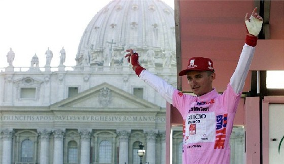 ÚSPCH VE VATIKÁNU. Cyklista Jan Hruka vyhrál prolog Gira 2000 a na den si oblékl rový dres lídra.
