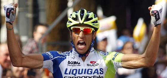 HURÁ. Italský cyklista Eros Capecchi vyhrál 18. etapu Gira.