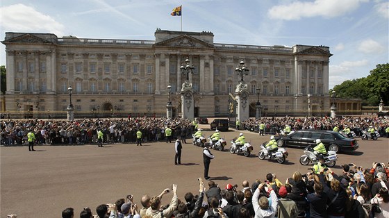Kolona s americkým prezidentem Barackem Obamou pijídí do Buckinghamského paláce (24. kvtna 2011)
