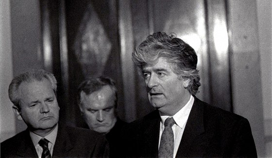 Slobodan Miloevi, Ratko Mladi a Radovan Karadi na tiskové konferenci v Blehrad (duben 1994)