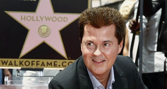 Simon Fuller u své hvzdy na hollywoodském chodníku slávy (Los Angeles, 23. kvtna 2011)