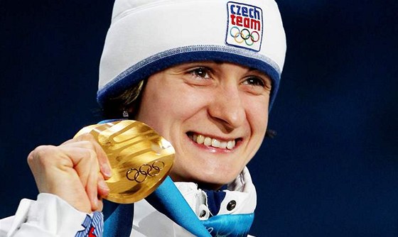 Rychlobruslaka Martina Sáblíková se zlatou olympijskou medailí za vítzství na trati na 5000 metr. (24. února 2010)