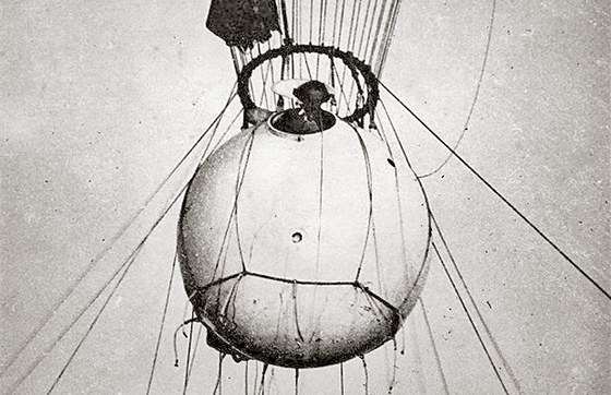 výcar Auguste Piccard hledí z hliníkové koule pi prvním úspném letu do stratosféry. (27. kvtna 1931)