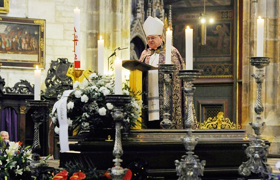 Arcibiskup Dominik Duka pi posledním rozlouení s ekonomem a bývalým ministrem financí Eduardem Janotou v katedrále svatého Víta v Praze. (27. kvtna 2011)