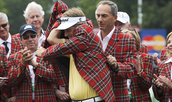 David Toms obléká tartanové sako pro vítze crowne Plaza Invitational.