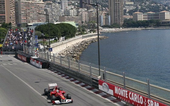 ZNÁMÁ SCENÉRIE. Takový pohled na Monte Carlo se asi neomrzí, a nejen fanoukovi formule 1. Jezdec, v tomto pípad Fernando Alonso, to má jiné, okolní krajinu sledovat neme.
