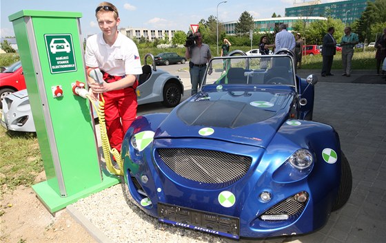 Cílem obou mst je také výstavba nabíjecích stanic pro hybridní automobily a elektromobily. Ilustraní foto.