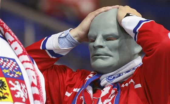 Hokejový fanoušek v masce Fantomase sleduje zápas reprezentačního týmu