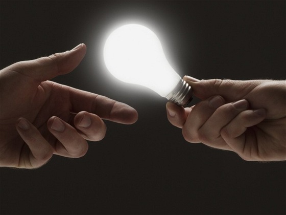 Svícení klasickou žárovkou v domácnostech Evropská unie zakázala loni v září. (ilustrační snímek)