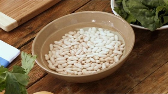 Fazole p�es noc namo�te do vody.