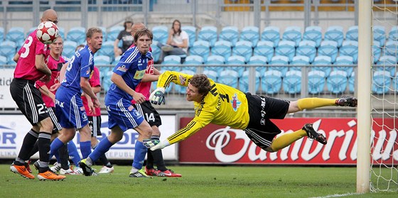 LETÍCÍ BRANKÁ. Olomoucký gólman Martin Blaha plachtí vzduchem a snaí se zasáhnout letící mí.