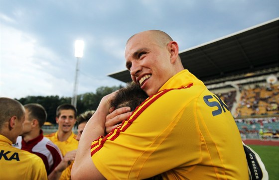 Pavel Haek, syn Ivana Haka, slaví se svými spoluhrái postup do první ligy.