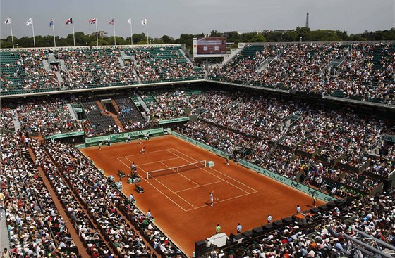 Centrální kurt Philippa Chatriera na Roland Garros v Paíi. 