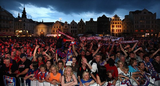 U POTETÍ. Takhle se na plzeském Námstí Republiky slavilo, kdy fotbalisté vyhráli titul v roce 2011. Podobn to vypadalo ped dvma lety a davy fanouk se dají oekávat i o víkendu.