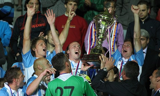 POHÁR JE NÁ. Fotbalisté Mladé Boleslavi se tí z trofeje pro vítze Ondráovka Cupu. 