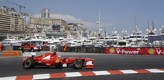 Fernando Alonso na Ferrari pi tréninku na Velkou cenu Monaka. 