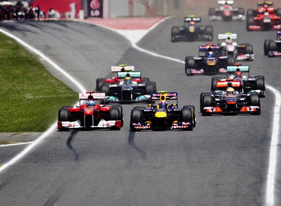 PO STARTU. Fernando Alonso z Ferrari (vlevo) se po startu dostal na první místo.