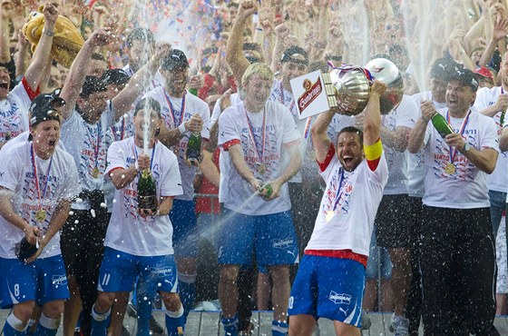 HISTORICKÝ MOMENT. Pavel Horváth je prvním fotbalistou Plzn, který kdy zvedl nad hlavu pohár pro mistra ligy.