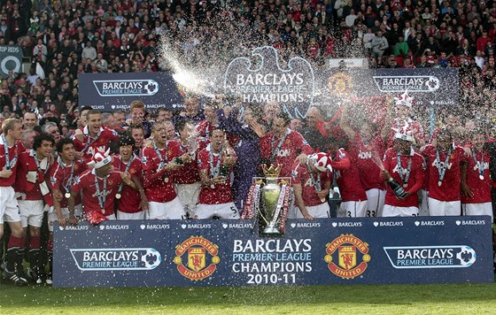 MISTROVSKÉ OSLAVY. Hrái Manchesteru United se radují z anglického titulu.