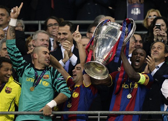 DOJEMNÝ MOMENT. Carles Puyol a Xavi nechali Erika Abidala pevzít pohár pro vítze Ligy mistr.