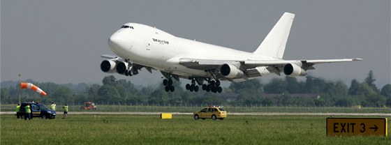 Boeing 747 Jumbo pistává na Letiti Leoe Janáka v Monov.