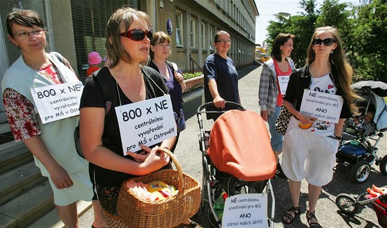 Lidé, kteří nesouhlasili se zřízením centrální vývařovny firmy Eurest v mateřských školkách v Ostrově, demonstrovali před budovu městského úřadu. 