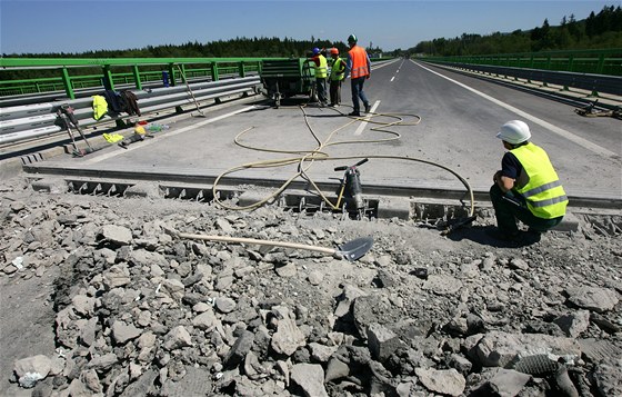 Úsek dálnice R6 mezi Tisovou a Kynperkem zaali opravovat dlníci firmy Eurovia.