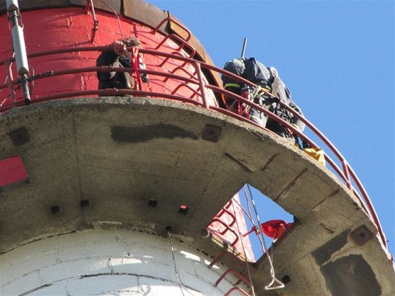 Policisté ve spolupráci s hasiči zachraňovali sebevraha, který chtěl skočil z 63 metrů vysokého komína v Toužimi.