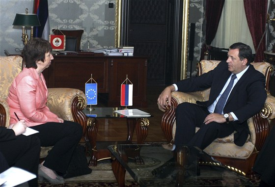 Bosenskosrbský prezident Miroslav Dodik pi jednání s éfkou diplomacie EU Catherine Ashtonovou 