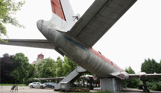 Znm olomouck letadlo, sovtsk Tupolev TU-104A, kter stoj u baznu od roku...