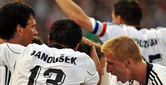 SLAVNÁ VÝHRA. Hrái Hradce Králové slaví gól v zápase se Spartou v ervenci 2010.
