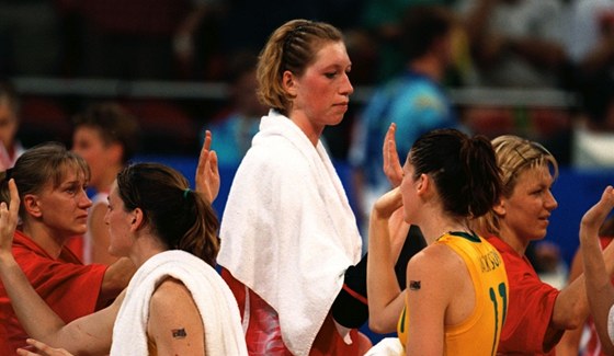 Malgorzata Dydeková (uprosted) se coby polská reprezentantka podívala na olympijské hry v Sydney. Momentka po tvrtfinálové prohe s Austrálií.