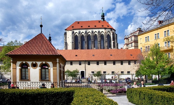 Praha, kostel Panny Marie Snné, v popedí Frantikánská zahrada