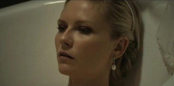 Z filmu Melancholia: Kirsten Dunstová, ve vaně a v depresi