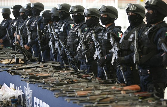 Mexická policie ukazuje zbran zabavené narkomafii. Ilustraní foto