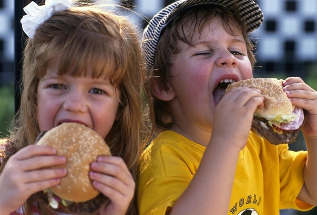 Tou�í va�e d�ti po hamburgeru? Ud�lejte jim domácí.(Ilustra�ní snímek)