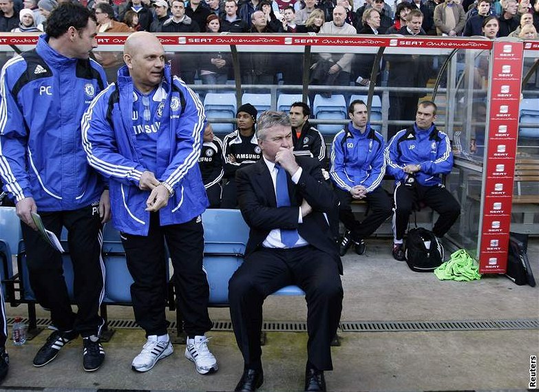 NÁVRAT? Guus Hiddink u� Chelsea jednou trénoval. V roce 2009 v klubu p�sobil soub�n� s funkcí hlavního kou�e ruské reprezentace.